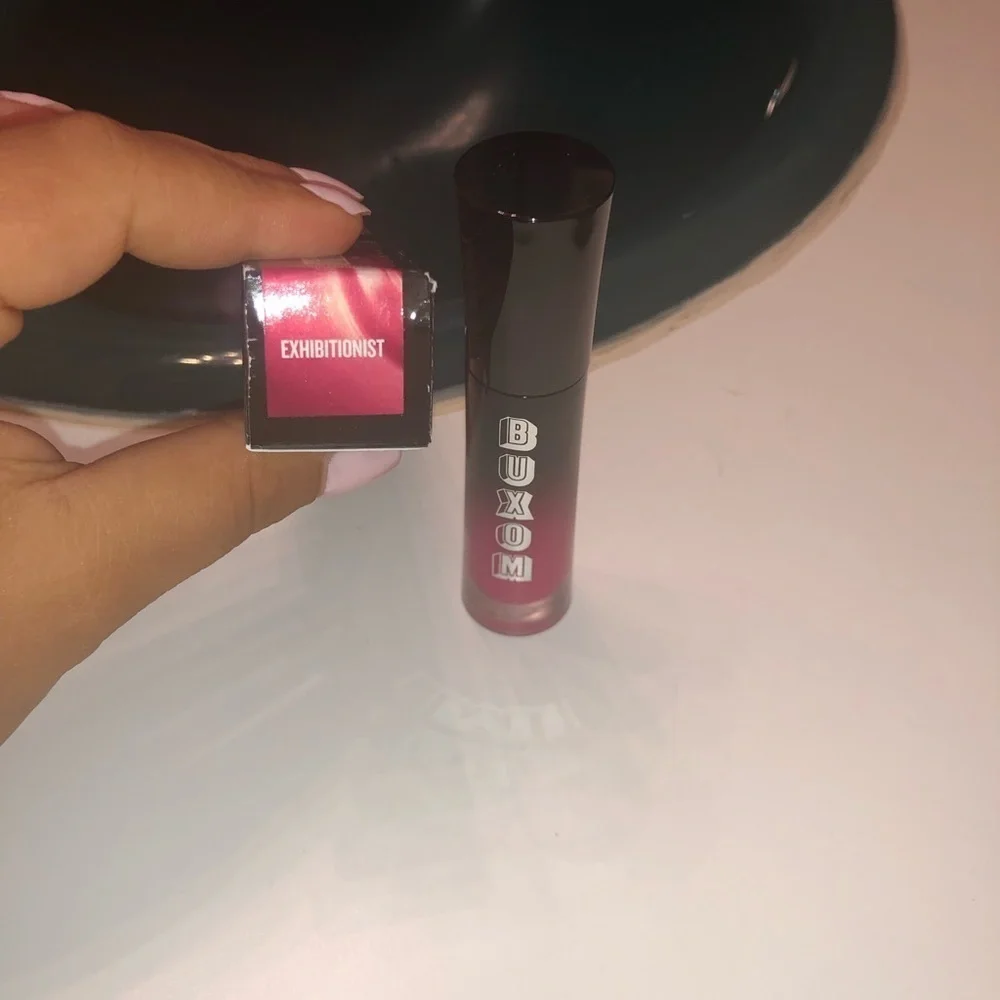 NIB BUXOM EXHIBITIONIST LIQUID LIPSTICK